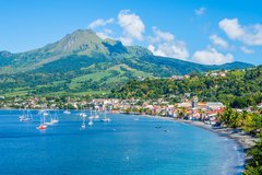 Saint Pierre auf Martinique mit dem Vulkan Pelée im Hintergrund