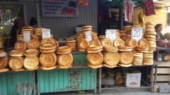 Marktstand mit vielen traditionellen kirgischen Broten
