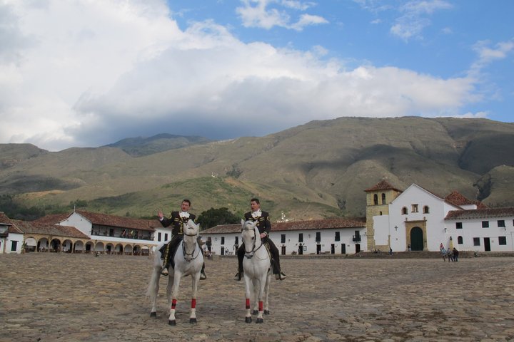 Zwei Männer auf Pferde auf dem Hauptplatz von Villa de Leyva