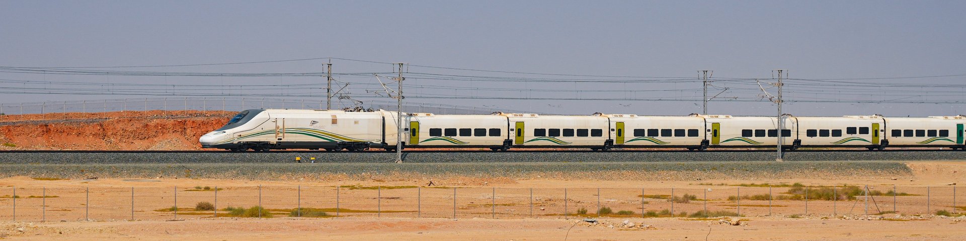 Hochgeschwindigkeitszug zwischen Medina und Jeddah in der Wüste