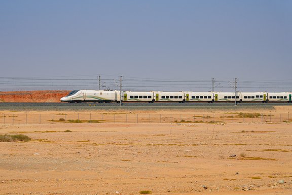 Hochgeschwindigkeitszug zwischen Medina und Jeddah in der Wüste