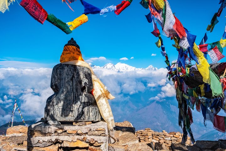 Buddha Statue mit bunten Gebetsfahnen im Himalaya von Nepal