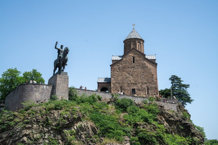 Das Denkmal für Gorgassali und die Metekhi-Kirche in Tiflis