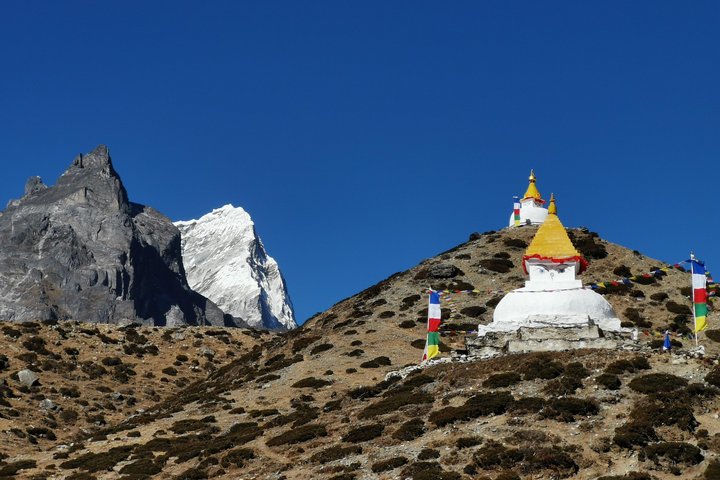 Stupas auf dem Weg nach Tengboche in Nepal