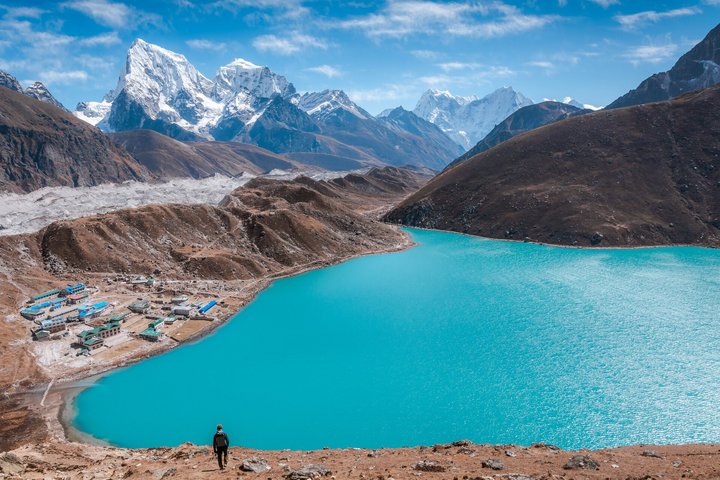 Wanderer auf dem Weg nach Gokyo im Everest-Gebiet von Nepal