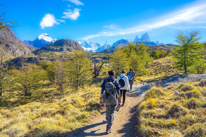 Eine Wandergruppe auf dem Weg in Richtung Cerro Torre in Patagonien