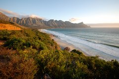 Strand und Küstenberge in Südafrika