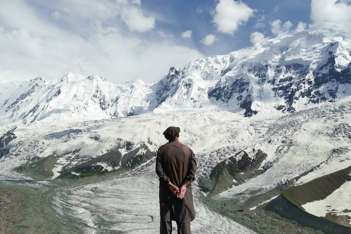 Wanderer vor der Gebirgskulisse des Rakaposhi und Diran in Pakistan