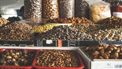 Nüsse und getrocknete Früchte auf einem Markt in Usbekistan