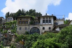 Schöne Häuser in Gjirokastra in Albanien