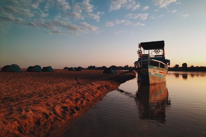 Boot mit Zelt am Tsiribihina-Fluss in Westmadagaskar