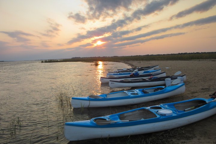Kanus am unteren Sambesi Fluss Kanus am unteren Sambesi Fluss