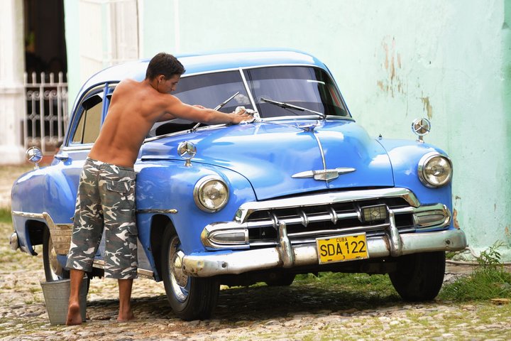 Kubaner putzt seinen Oldtimer