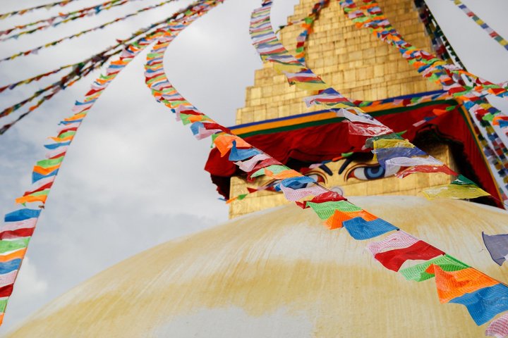 Blick auf den Boudanath Stupa mit Gebetsfahnen in Kathmandu