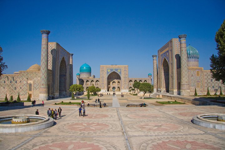 Mächtiger Registan Platz in Samarkand mit drei Medresen
