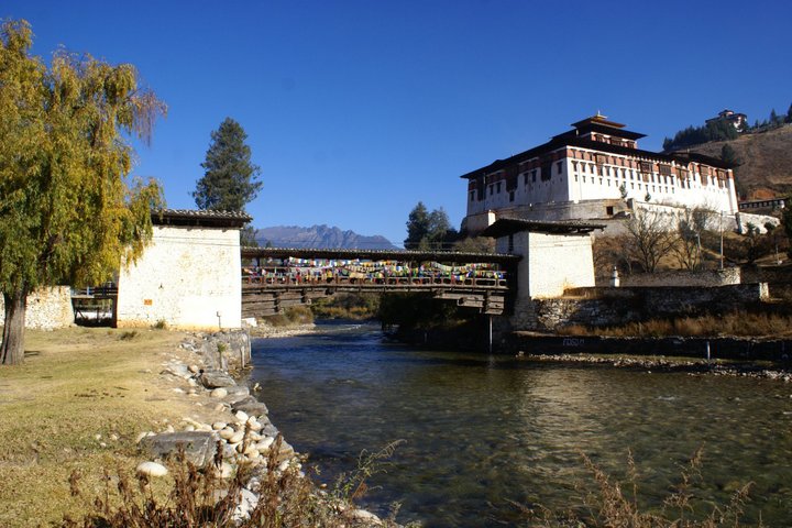 Blick auf die Brücke und das Rinpung Dzong