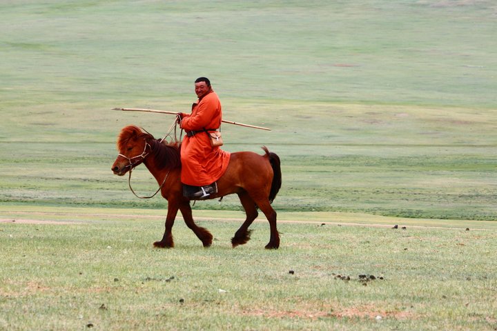 Ein stolzer Nomade auf seinem Pferd in den Steppen der Mongolei