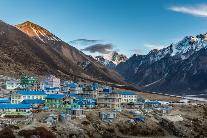 Blick aufs Dorf Langtang und die umliegenden Himalaya-Gipfel in Nepal