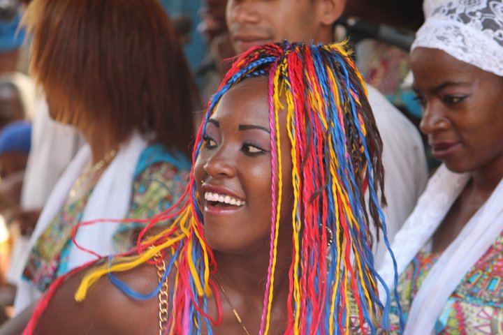 Lachende Kubanerin mit farbigen Haarsträhnen