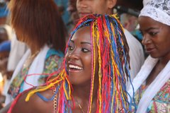 Lachende Kubanerin mit farbigen Haarsträhnen