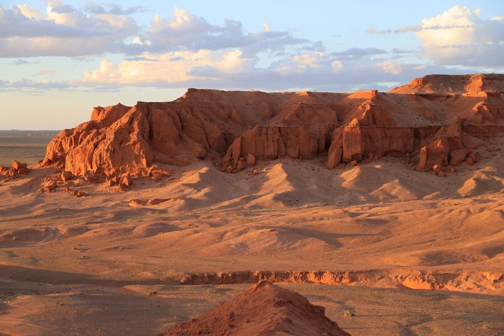 Rote Flaming Cliffs bei Bayanzag in der Mongolei