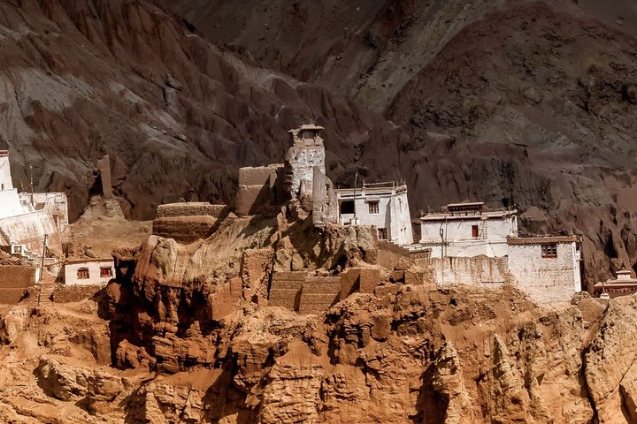 Ein Dorf und Kloster im schroffen Gebirgsgelände in Ladakh