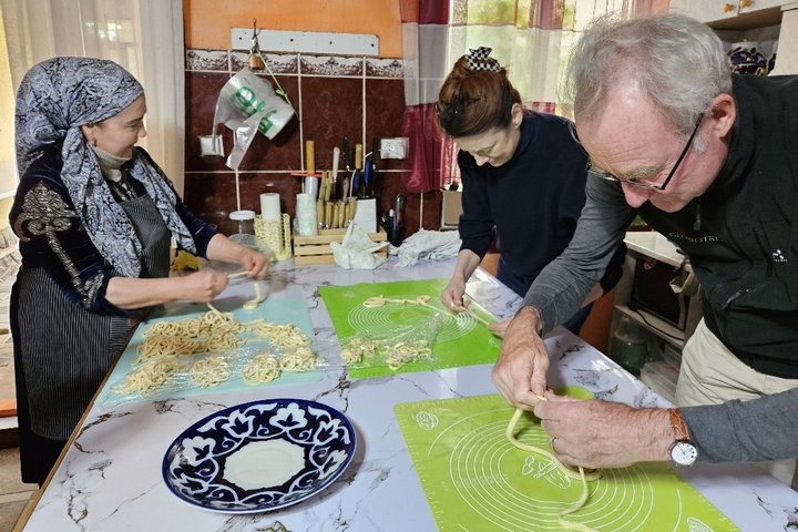 Bei einer uigurischen Familie bereiten wir Lagman zu Bei einer uigurischen Familie bereiten wir Lagman zu