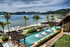 Pool und Strand des Gaya Island Resorts auf Borneo