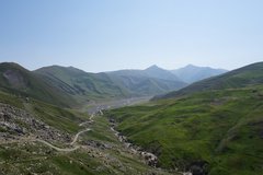 Blick auf ein Tal und die grünen Hänge im Grossen Kaukasus in Aserbaidschan
