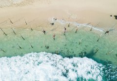 Blick von oben auf die Fischer auf Stelzen am Strand in Sri Lanka