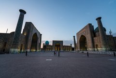 Registan-Platz in Samarkand am Abend