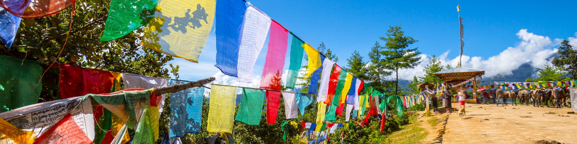 Gebetsfahnen entlang eines Pfades in Bhutan