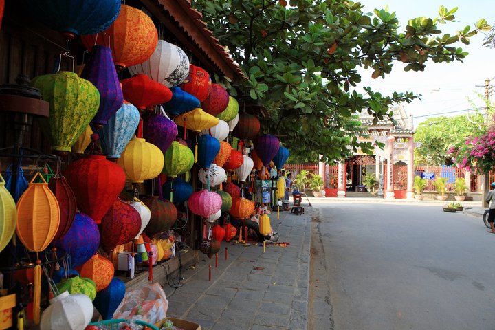 Viele bunte Lampions vor einem Geschäft in Hoi An - Vietnam