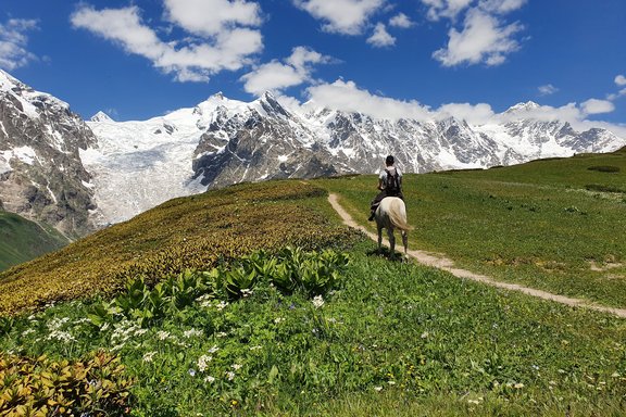 Reiter auf seinem Pferd in Swanetien, Georgien