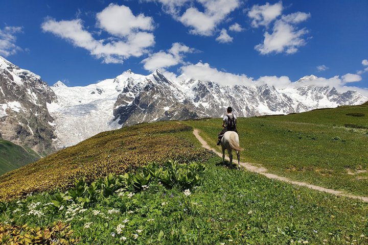 Reiter auf seinem Pferd in Swanetien, Georgien