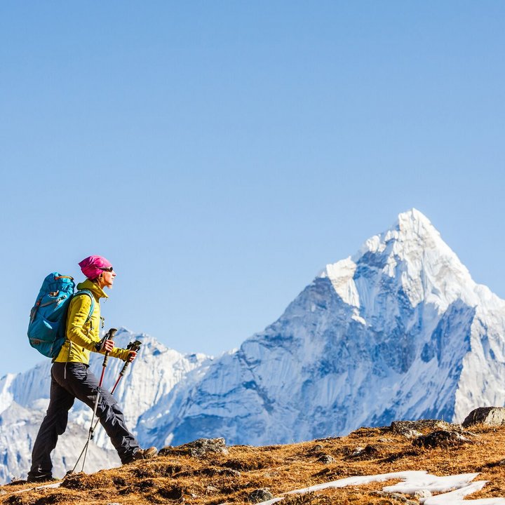 Wanderin in Nepal Wanderin in Nepal vor prächtigem Himalaya-Panorama