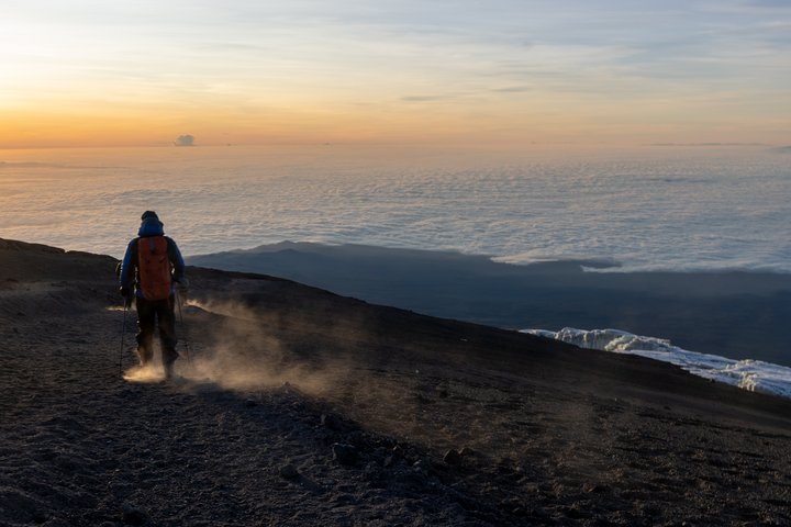 Wanderer auf dem Abstieg vom Mount Kilimanjaro