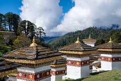 Die 108 Chörten auf dem Dochu La in Bhutan