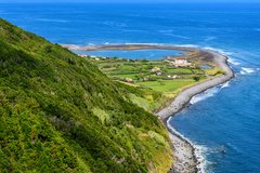 Aussicht von oben auf das Fajã de Caldeira de Santo Cristo auf São Jorge