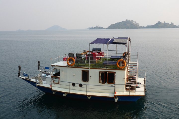 Mit Hausboot auf dem Lake Kivu.