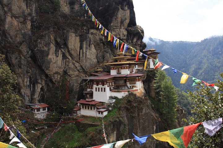 Blick auf Gebetsfahnen und das Tigernest Kloster in Bhutan
