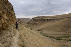 Wanderer gehen entlang des trockenen Canyons Sundi in Aserbaidschan