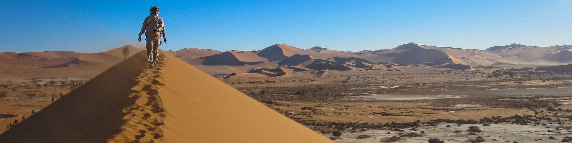 Wanderer auf einer riesigen Sanddüne des Sossusvlei in Namibia