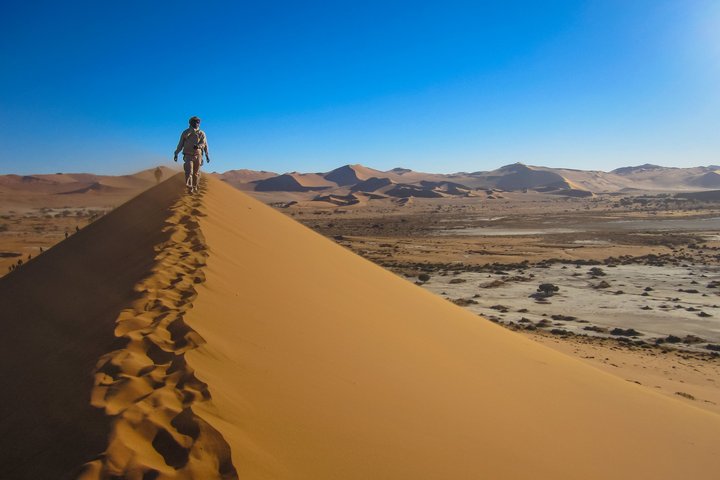 Wanderer auf einer riesigen Sanddüne des Sossusvlei in Namibia