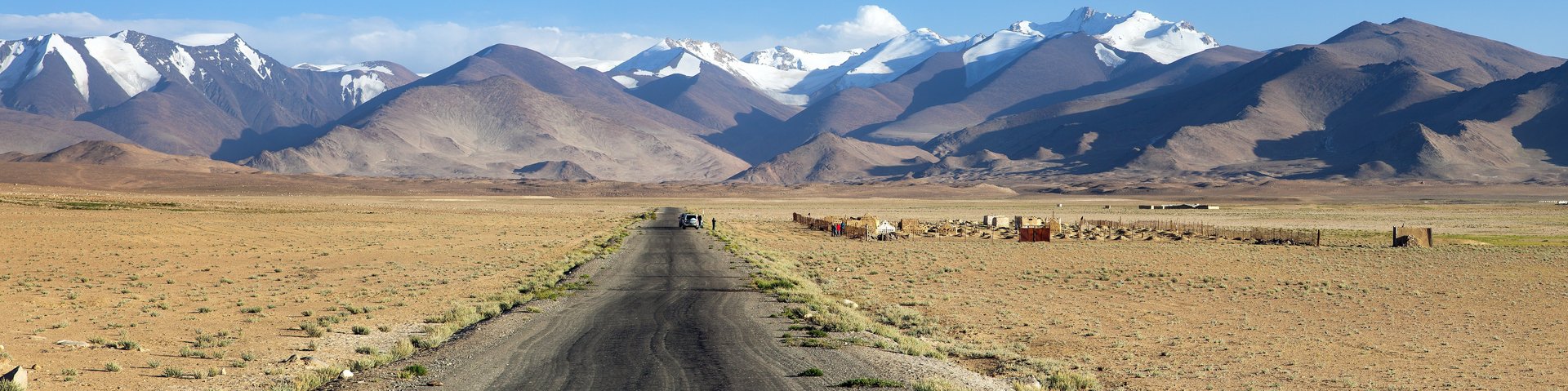 Endlose Strasse des Pamir Highway in Richtung Berge in Tadschikistan
