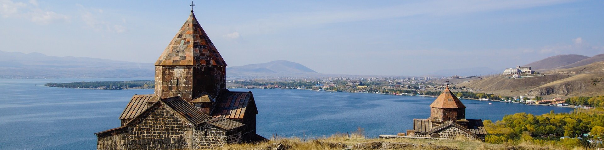 Sewanawank-Kloster in Armenien und im Hintergrund der Sewansee