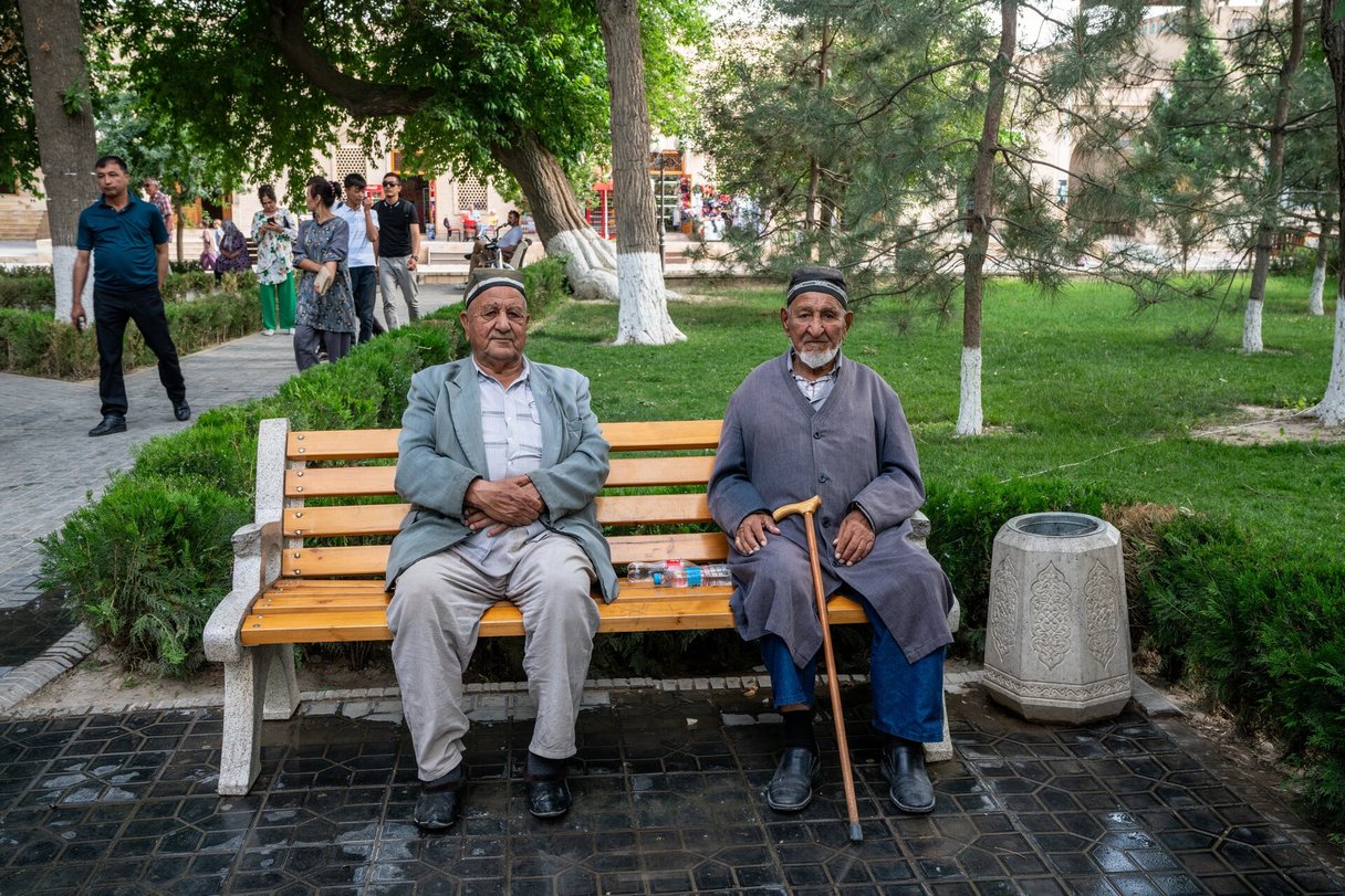 Zwei Usbeken auf einer Parkbank in Buchara