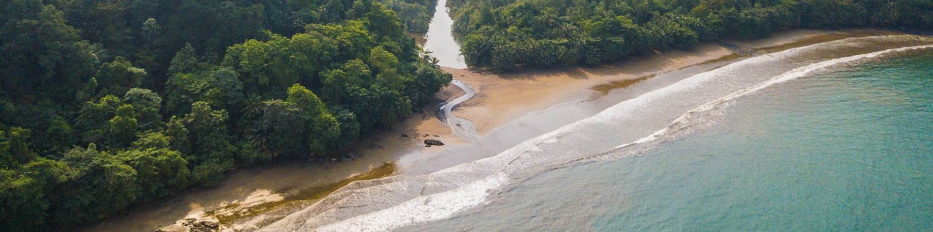 Blick auf den Obô Naturpark auf Príncipe mit Strand und Urwald