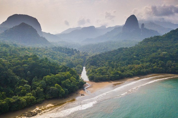 Blick auf den Obô Naturpark auf Príncipe mit Strand und Urwald