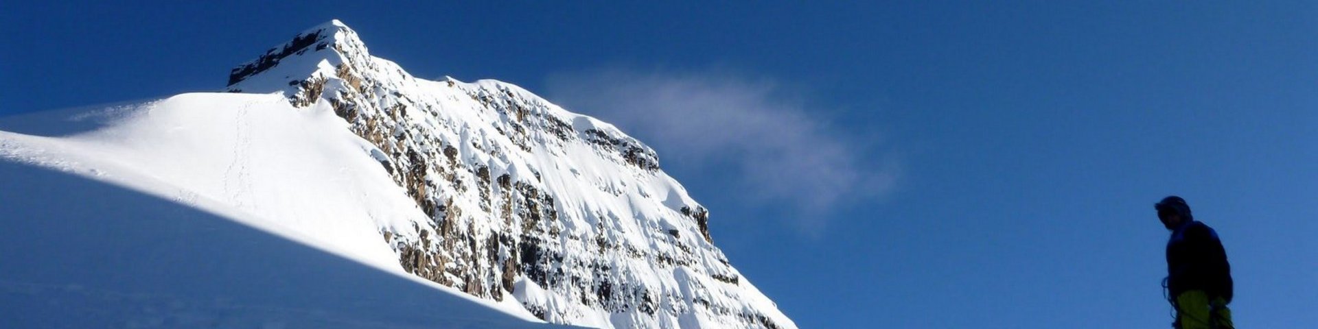 Bergsteiger mit Schneegipfel in Bolivien